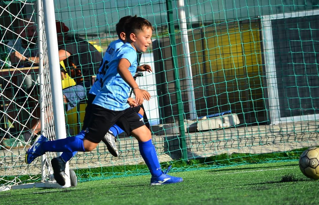 Copil de la Tigrii care fuge să sărbătorească un gol