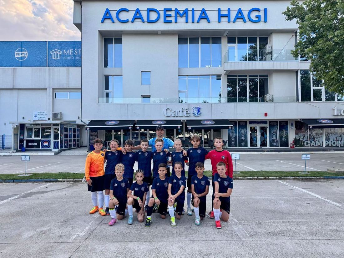 Copiii de la Tigrii, în fața clădirii Academiei Hagi