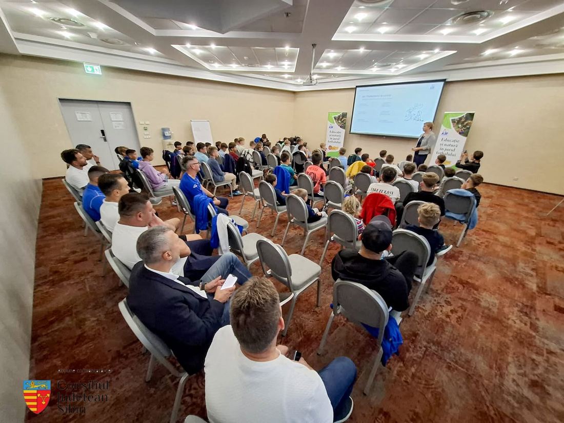 Părinți și copii la un atelier despre comunicare, într-o sală de conferințe