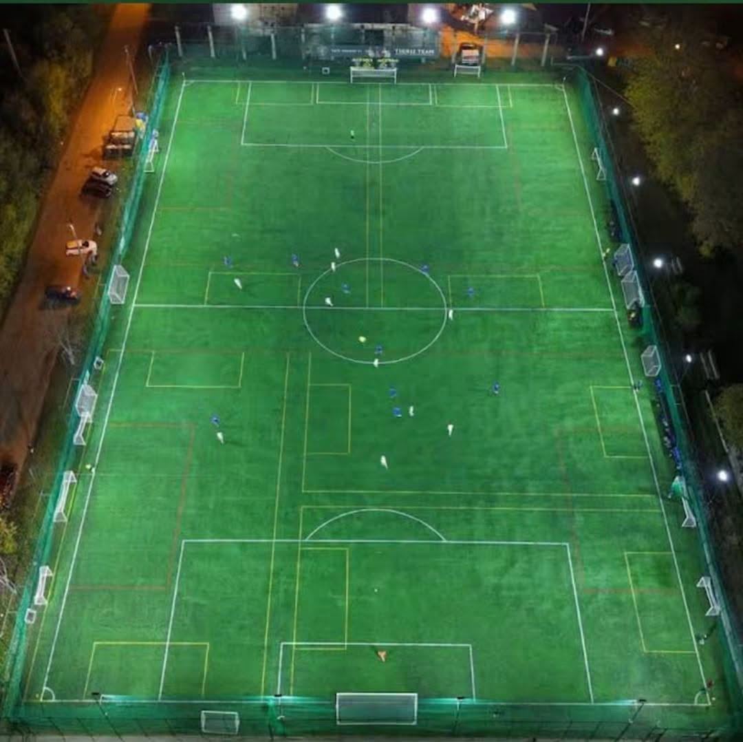 Terenul de la Casa Tigrilor văzut de sus, seara, sub nocturnă